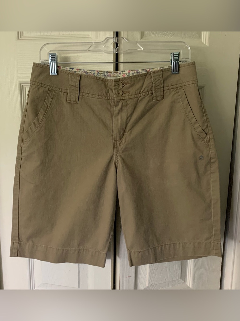 NWOT Levi's Women's Tan Bermuda Shorts Low rise Size 4
